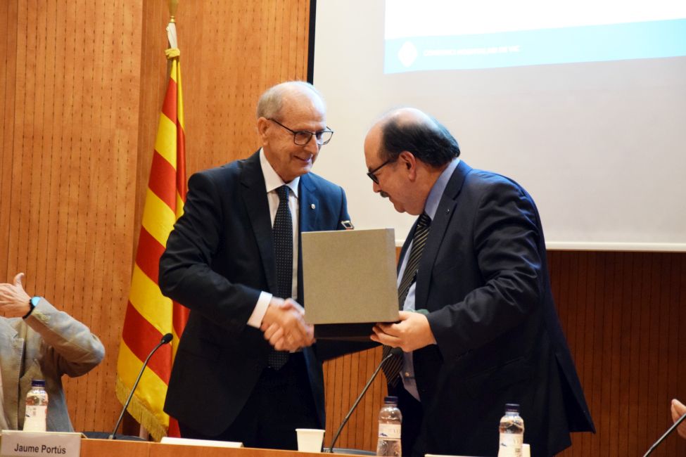 Jaume Portús lliura un diploma en agraïment per la seva participació a l'acte al rector Josep-Eladi Baños
