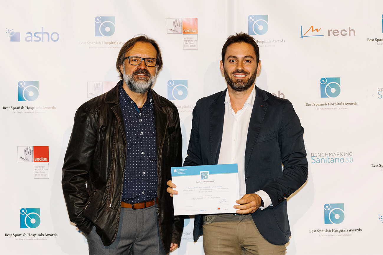 Pere Oliveras, director Economicofinancer i de patrimoni de la Fundació Althaia (a la dreta) recollint el premi